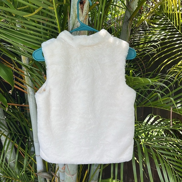 EPIC THREADS Ivory Faux Fur Girls Vest size large - Picture 2 of 5